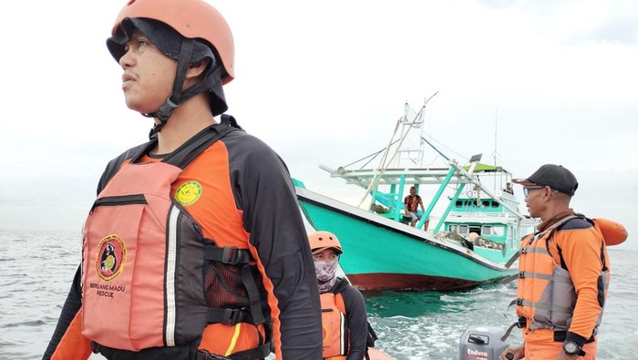 Bontang Tim SAR melakukan pencarian terhadap dua nelayan hilang di perairan Bontang