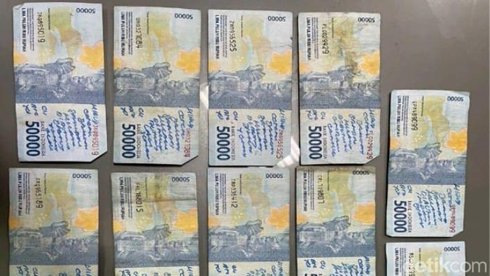 Bukti uang rusak yang digunting Rochmad dan disetor lagi ke ATM
