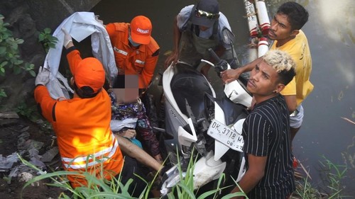 Evakuasi turis asing tewas di sungai shortcut Canggu, Badung diduga lepas kendali saat berkendara, Selasa (10/1/2023) pagi.