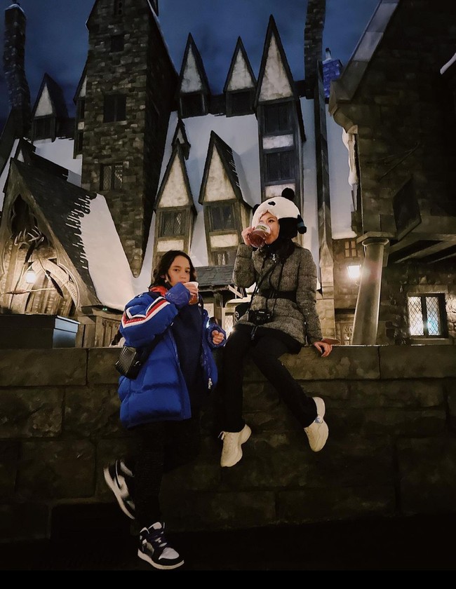 Selama di sana BCL dan Noah mengunjungi berbagai tempat, salah satunya Universal Studios Japan. Keduanya tampak kompak berpose meminum Butterbeer yang cukup terkenal di sana. Foto: Instagram/@bclsinclair