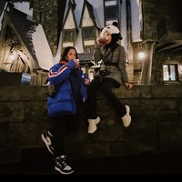 Selama di sana BCL dan Noah mengunjungi berbagai tempat, salah satunya Universal Studios Japan. Keduanya tampak kompak berpose meminum Butterbeer yang cukup terkenal di sana. Foto: Instagram/@bclsinclair