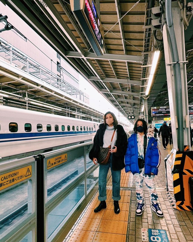 BCL dan Noah juga terlihat menaiki transportasi umum berupa kereta saat berada di sana. Tak lupa keduanya berfoto bersama untuk mengabadikan momen mereka. Foto: Instagram/@bclsinclair