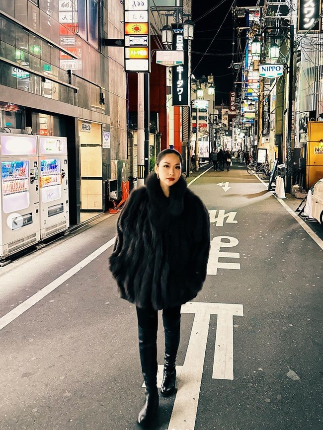 Penampilan BCL selama di Jepang sendiri selalu terlihat stylish. Seperti gayanya yang satu ini saat mengenakan outfit serba hitam. Penampilannya itu semakin mempesona dengan lipstik merah tua yang dipulaskan di bibirnya. Foto: Instagram/@bclsinclair