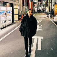 Penampilan BCL selama di Jepang sendiri selalu terlihat stylish. Seperti gayanya yang satu ini saat mengenakan outfit serba hitam. Penampilannya itu semakin mempesona dengan lipstik merah tua yang dipulaskan di bibirnya. Foto: Instagram/@bclsinclair