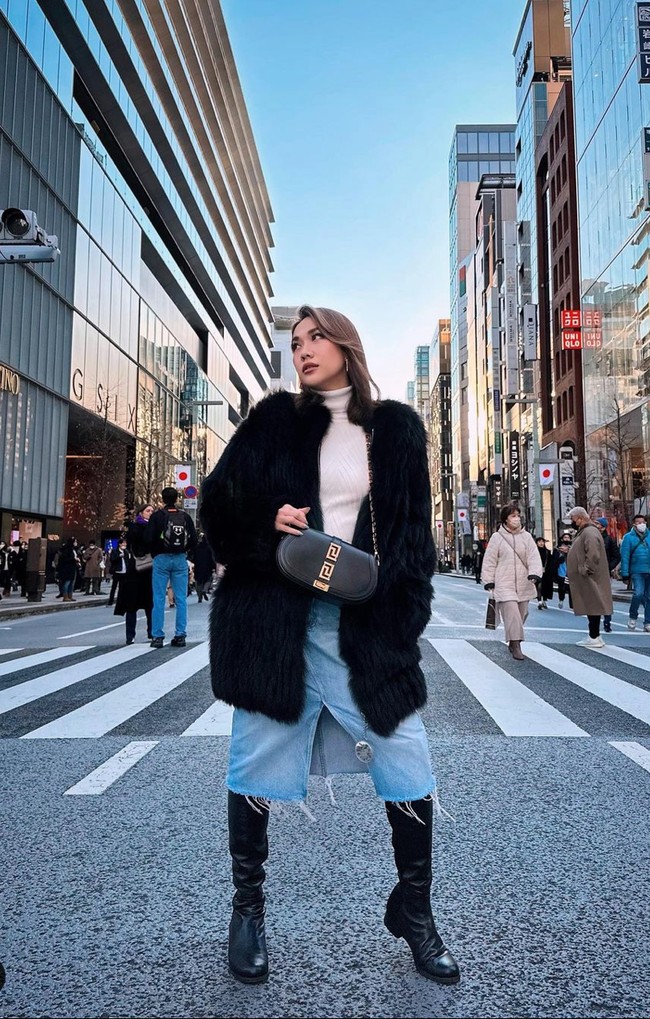 Memadukan jaket bulu berwarna hitam dengan turtle neck, rok jeans, dan sepasang sepatu boots hitam, gaya BCL terlihat stylish dan menawan. Foto: Instagram/@bclsinclair