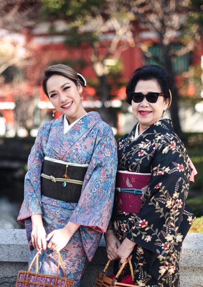 Saat berada di Jepang, Bunga Citra Lestari dan keluarganya juga kompak mengenakan kimono Jepang. Begini penampilan Bunga bersama sang bunda. Foto: Instagram/@bclsinclair
