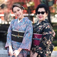 Saat berada di Jepang, Bunga Citra Lestari dan keluarganya juga kompak mengenakan kimono Jepang. Begini penampilan Bunga bersama sang bunda. Foto: Instagram/@bclsinclair