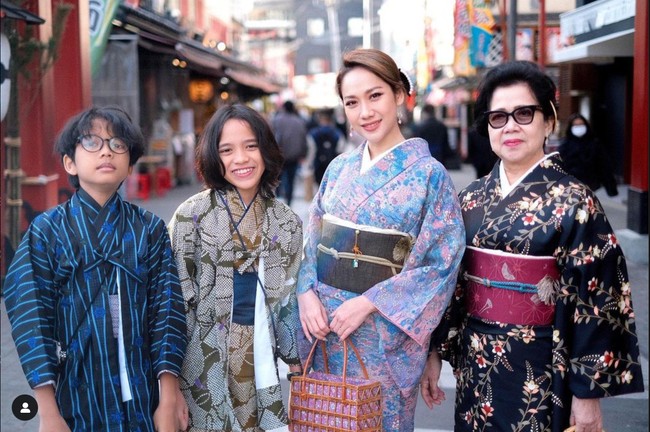 Penampilan BCL saat mengenakan kimono berhasil mencuri atensi dan banjir pujian dari netizen. Tak sedikit yang mengatakan jika BCL terlihat begitu cantik dan cocok mengenakan kimono tersebut. Foto: Instagram/@bclsinclair