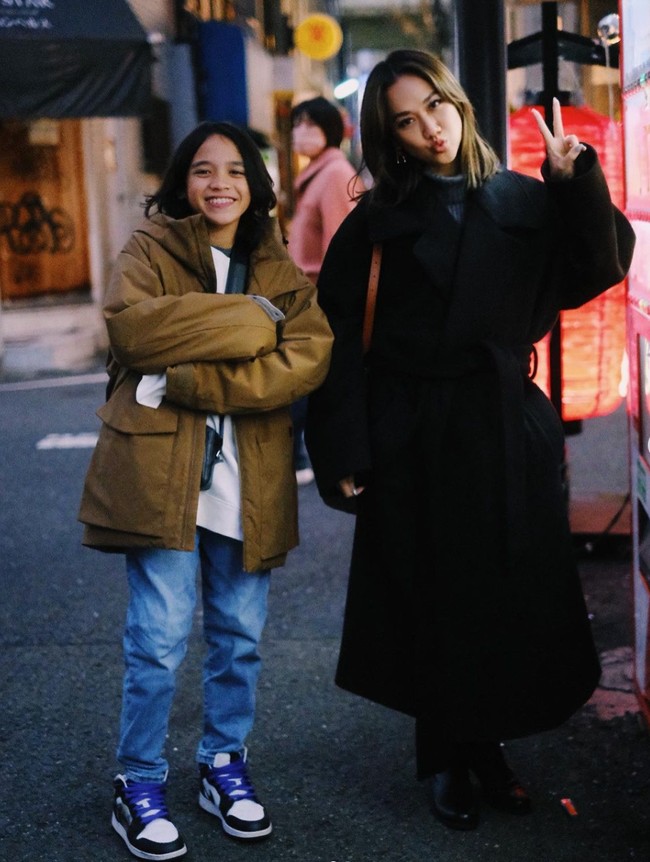 Melalui akun Instagram pribadinya Bunga Citra Lestari tampak membagikan momen-momen seru liburannya di Jepang. Tak sendirian, ia ditemani oleh putra semata wayangnya, Noah Sinclair. Foto: Instagram/@bclsinclair