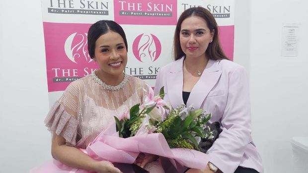 Catherine Wilson saat melakukan perawatan.