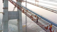 Jalur utama dari jembatan ini disesuaikan dengan konstruksi standar jalan tol perkotaan.
