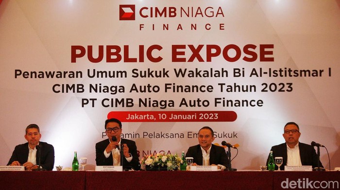 Direktur PT CIMB Niaga Sekuritas Martin Simorangkir, Presiden Direktur PT CIMB Niaga Auto Finance Ristiawan, Direktur Keuangan PT CIMB Niaga Auto Finance Imron Rosyadi dan Direktur Head Of Investment Banking PT Mandiri Sekuritas Primonanto Budi Atmojo saat public expose di Jakarta, Selasa (10/1/2022).