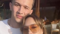 Namun foto-foto kemesraan Cinta Laura dan Arya Vasco sudah beredar di media sosial. Foto: Instagram Cinta Laura