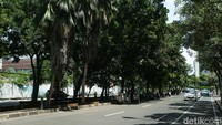 Marka jalan yang biasanya tertutup oleh tenda-tenda PKL kini bisa dilihat jelas.