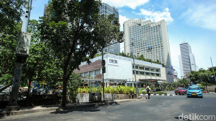 Cling... Kawasan Grand Indonesia Steril dari PKL Kawasan Kebon Kacang di Tanah Abang, Jakarta Pusat, mulai steril dari PKL, Selasa (10/1/2023). Kini, tak tampak lagi PKL menjamur di kawasan yang terletak dekat Mal Grand Indonesia (GI) dan Plaza Indonesia (PI) itu.