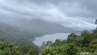 Ini adalah Danau Tamblingan dilihat dari spot Twin Lake View.