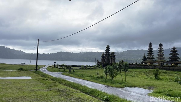 Pada abad 10-14 Masehi, lingkungan Danau Tamblingan adalah permukiman penduduk.