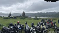 Danau Tamblingan memiliki nuansa spiritual yang kental. Ini tak terlepas dari cerita masyarakat sekitar yang selamat dari penyakit berkat kekuatan doa dan air danau itu.