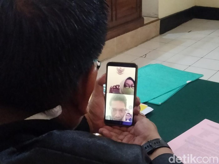 Dedik Kristiawan Putra saat menjalani sidang putusan secara daring di Ruang Garuda, PN Surabaya.