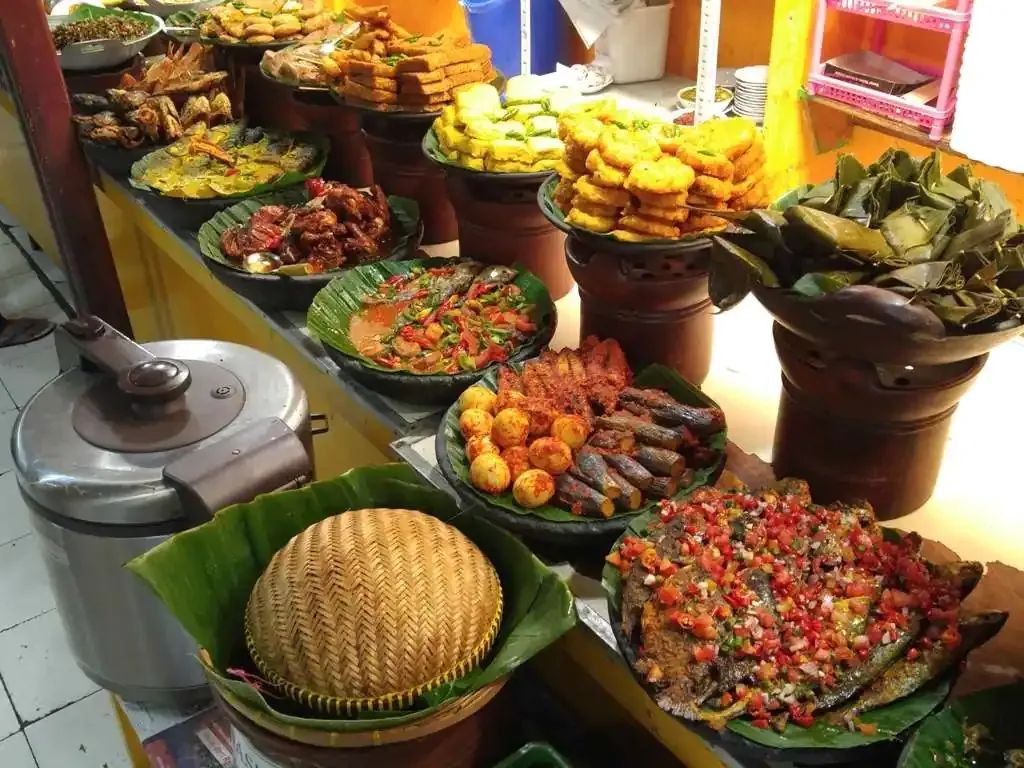 Dijamin Kenyang! 5 Rumah Makan Prasmanan Sunda Ini Punya Puluhan Lauk