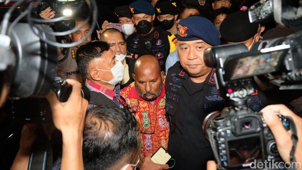 Gubernur Papua Lukas Enembe tiba di RSPAD Gatot Soebroto, Jakarta untuk menjalani pemeriksaan kesehatan. Selanjutnya, Lukas bakal dibawa ke KPK terkait kasus suap.