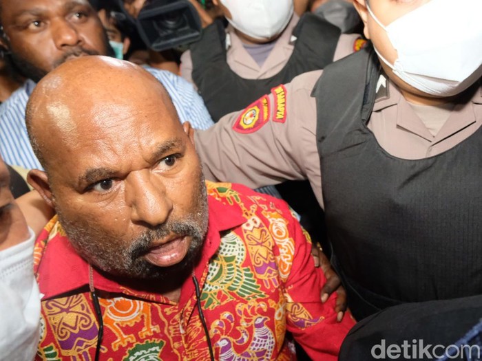 Gubernur Papua Lukas Enembe tiba di RSPAD Gatot Soebroto, Jakarta untuk menjalani pemeriksaan kesehatan. Selanjutnya, Lukas bakal dibawa ke KPK terkait kasus suap.