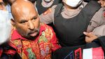 Dikawal Ketat, Lukas Enembe Tiba di RSPAD Gatot Soebroto