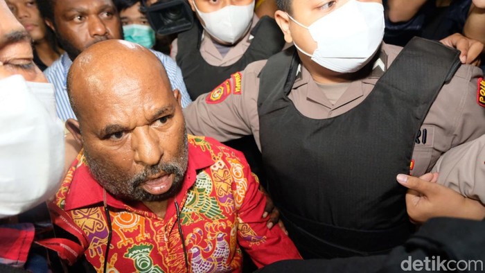 Gubernur Papua Lukas Enembe tiba di RSPAD Gatot Soebroto, Jakarta untuk menjalani pemeriksaan kesehatan. Selanjutnya, Lukas bakal dibawa ke KPK terkait kasus suap.