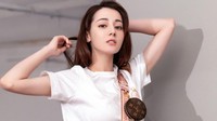 Kala itu Dilraba Dilmurat mengenakan dress berpotongan sabrina yang memamerkan bahu indahnya. Foto: Instagram @dilrabaxx63