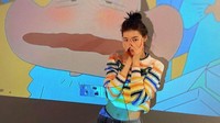 Salah satu pose Dilraba Dilmurat yang bikin semua mata tertuju padanya. Foto: Istagram @dilrabaxx63