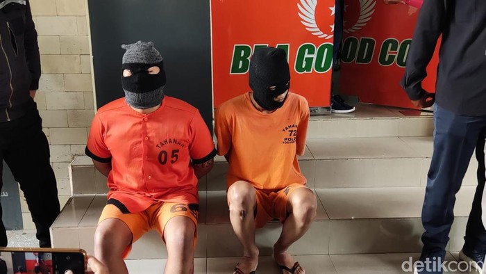 Dua dari empat tersangka perusakan SMA Bopkri 1 Jogja di Mapolda DIY, Selasa (10/1/2023).