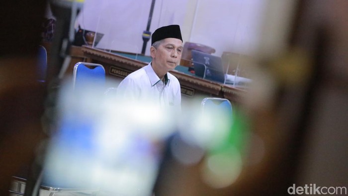 Eks Rektor Unila Prof Karomani saat disidang. (Tommy Saputra/detikSumut)