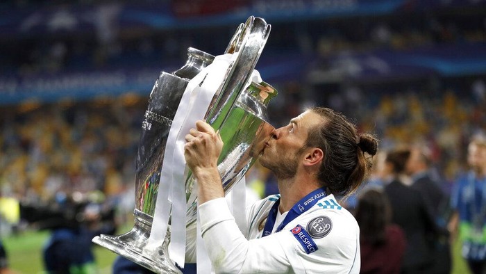 FILE -  Real Madrids Gareth Bale celebrates with the trophy after winning the Champions League Final soccer match between Real Madrid and Liverpool at the Olimpiyskiy Stadium in Kiev, Ukraine, Saturday, May 26, 2018. (AP Photo/Pavel Golovkin, File)