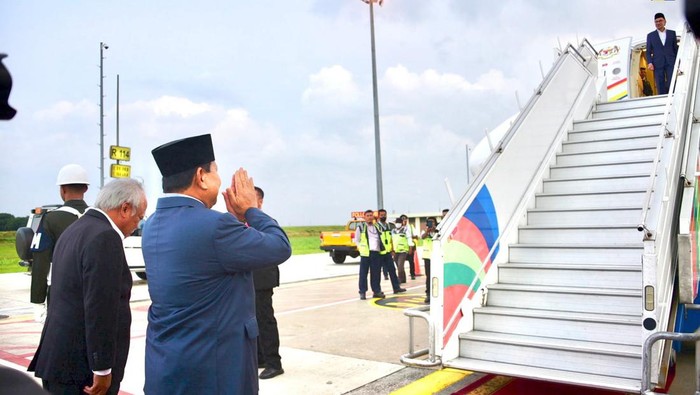Gaya Basuki dan Prabowo Antar Kepulangan PM Malaysia Anwar Ibrahim Menteri Pekerjaan Umum dan Perumahan Rakyat (PUPR) Basuki Hadimuljono bersama Menteri Pertahanan (Menhan) Prabowo Subianto melepas kepulangan Perdana Menteri Malaysia Yang Mulia Dato' Seri Anwar Ibrahim dan Dr. Hajjah Wan Azizah Wan Ismail di Bandara Soekarno-Hatta Cengkareng, Banten, Senin (9/1/2023). Rombongan Perdana Menteri Malaysia YM Dato' Seri Anwar Ibrahim lepas landas dari Bandara Soetta sekitar pukul 18.00 WIB.