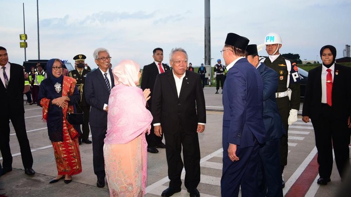 Gaya Basuki dan Prabowo Antar Kepulangan PM Malaysia Anwar Ibrahim Menteri Pekerjaan Umum dan Perumahan Rakyat (PUPR) Basuki Hadimuljono bersama Menteri Pertahanan (Menhan) Prabowo Subianto melepas kepulangan Perdana Menteri Malaysia Yang Mulia Dato' Seri Anwar Ibrahim dan Dr. Hajjah Wan Azizah Wan Ismail di Bandara Soekarno-Hatta Cengkareng, Banten, Senin (9/1/2023). Rombongan Perdana Menteri Malaysia YM Dato' Seri Anwar Ibrahim lepas landas dari Bandara Soetta sekitar pukul 18.00 WIB.