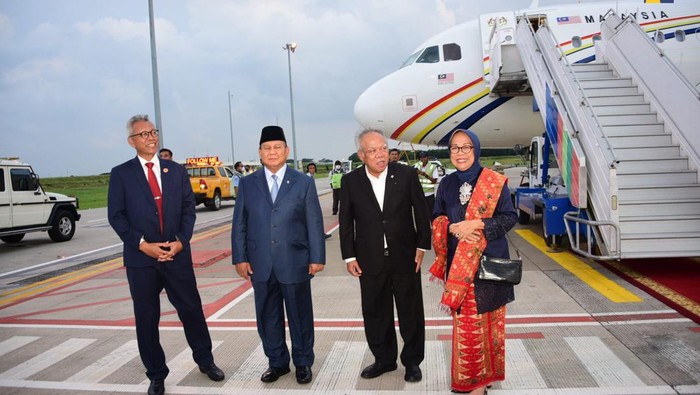 Gaya Basuki dan Prabowo Antar Kepulangan PM Malaysia Anwar Ibrahim Menteri Pekerjaan Umum dan Perumahan Rakyat (PUPR) Basuki Hadimuljono bersama Menteri Pertahanan (Menhan) Prabowo Subianto melepas kepulangan Perdana Menteri Malaysia Yang Mulia Dato' Seri Anwar Ibrahim dan Dr. Hajjah Wan Azizah Wan Ismail di Bandara Soekarno-Hatta Cengkareng, Banten, Senin (9/1/2023). Rombongan Perdana Menteri Malaysia YM Dato' Seri Anwar Ibrahim lepas landas dari Bandara Soetta sekitar pukul 18.00 WIB.
