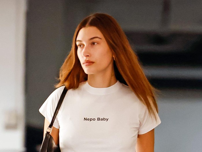 Gaya Hailey Bieber Pakai Kaus Nepo Baby LOS ANGELES, CA - JANUARY 06: Hailey Bieber is seen on January 06, 2023 in Los Angeles, California. (Photo by Rachpoot/Bauer-Griffin/GC Images)