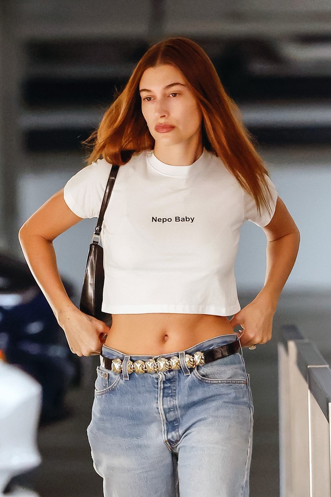 Untuk makeup, Hailey membiarkan wajahnya terlihat natural dengan riasan yang minimalis. Rambut panjangnya yang lurus juga dibiarkan tergerai bebas. (Foto: Rachpoot/Bauer-Griffin/GC Images)