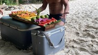 Untuk menjaga bentuk tubuhnya agar tetap fit dan atletis, rahasia Richard adalah dengan rajin menyantap makanan sehat seperti buah-buahan segar. Foto: Instagram @richo_kyle