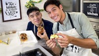 Terakhir ini momen Richard belajar membuat roti dengan arahan dari Chef Martin Praja. Foto: Instagram @richo_kyle