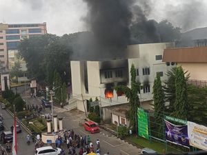 Detik-detik Gedung Riset Polsri Terbakar gegara Bocah Main Korek Api
