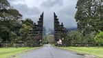 Ingat, Cuma Foto di Depan Gerbang Handara Bali Ini Bayar Rp 20.000