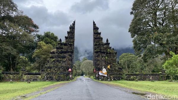 Gerbang Handara Bali bak membawa kita ke alam lain saat memasukinya. Sebenarnya, ini adalah komplek golf yang berada di pegunungan. Semakin bernuansa magis di kala kabut turun.