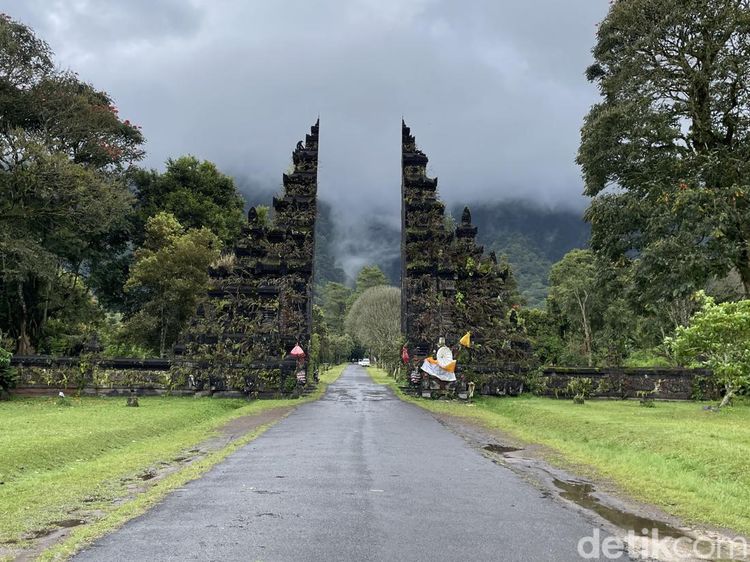 Ingat, Cuma Foto di Depan Gerbang Handara Bali Ini Bayar Rp 20.000