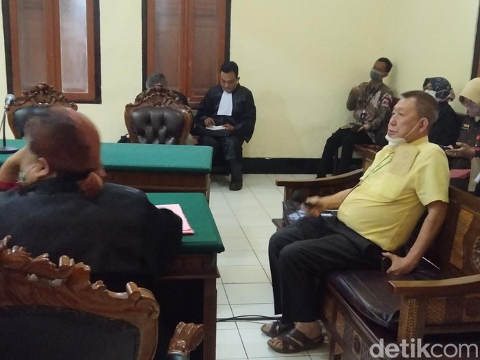 Gunawan dan Veriawan saat menghadiri sidang pencurian kabel di rumah kosong di PN Surabaya