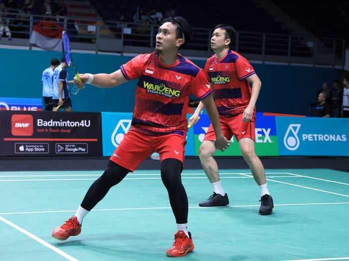 HendraSetiawan/Mohammad Ahsan yang harus bertarung tiga gim sebelum akhirnya mengalahkan He Ji Ting/Zhou Hao Dong asal China. Ahsan/Hendra menang dengan skor 19-21, 21-8, 21-13.