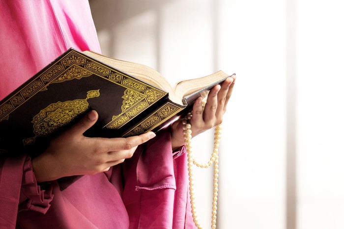 Ilustrasi membaca Al-Quran