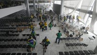 Pengunjuk rasa yang merupakan pendukung mantan Presiden Brasil Jair Bolsonaro menyerbu Istana Planalto di Brasilia, Brasil, Senin (9/1/2023). Planalto adalah tempat kerja resmi presiden Brasil.  