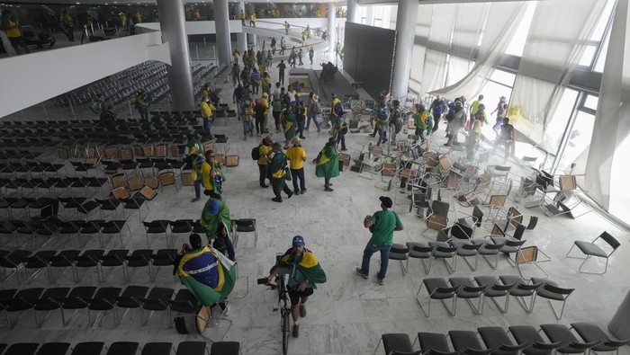 Istana Presiden Brasil Rusak Diacak-acak Demonstran Protesters, supporters of Brazil's former President Jair Bolsonaro, storm the Planalto Palace in Brasilia, Brazil, Monday, Jan. 9, 2023. Planalto is the official workplace of the president of Brazil. (AP Photo/Eraldo Peres)
