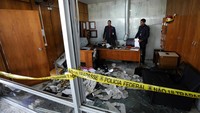 Ribuan pengunjuk rasa masuk ke gedung dan terlihat di televisi menghancurkan furnitur di gedung kongkres dan istana presiden.